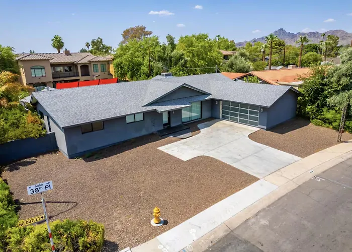 Designer 5 Bd Home, Fountain Pool, Spa, Game Patio *